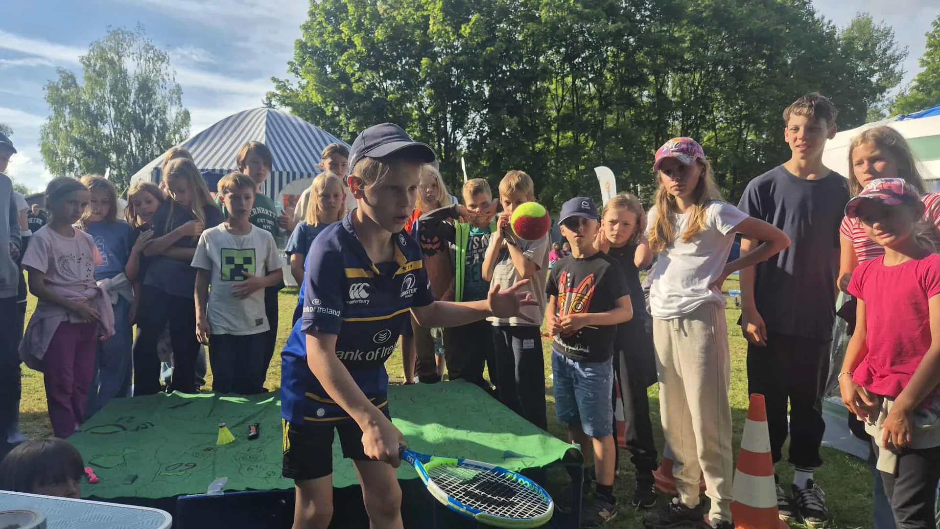 Dzieci i młodzież na zajęciach tenisowych na świeżym powietrzu — Sport21